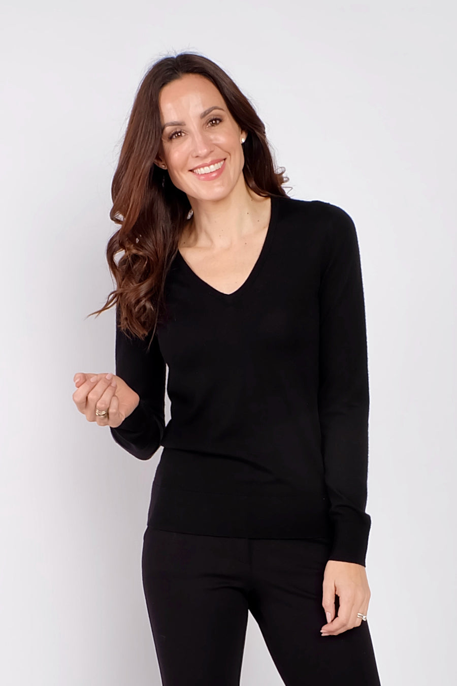 woman wearing black long sleeve cashmere sweater